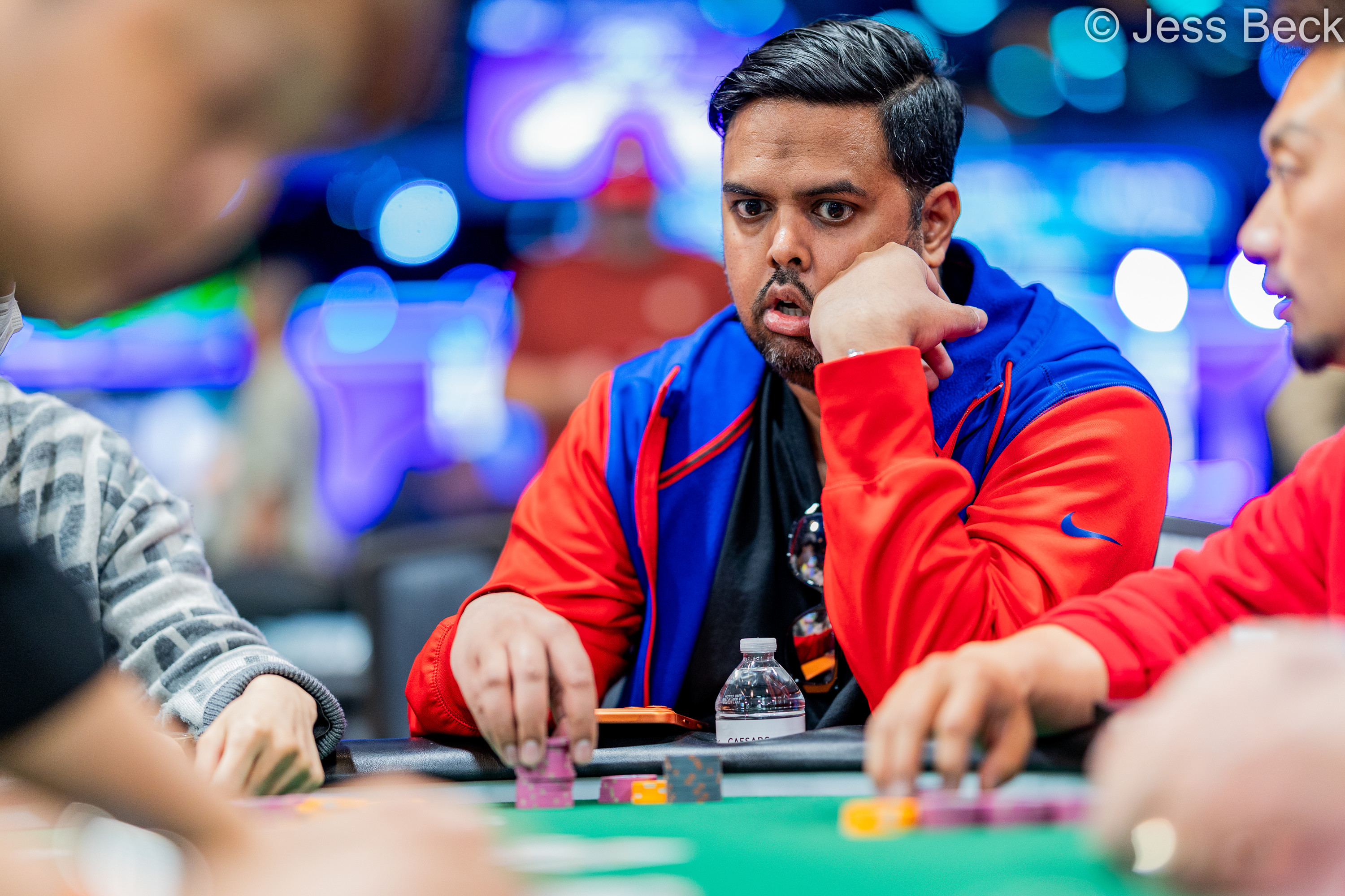 WSOP 主赛事泡沫期上演“清一色”VS“葫芦”的世纪对决 - 澳门银河注册